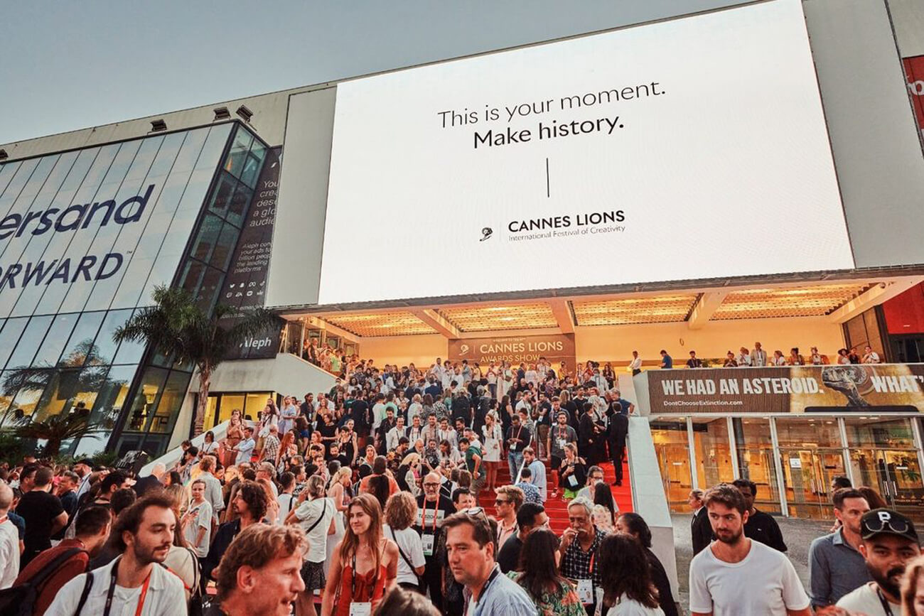 Besucher vor dem Cannes Lions 2023
