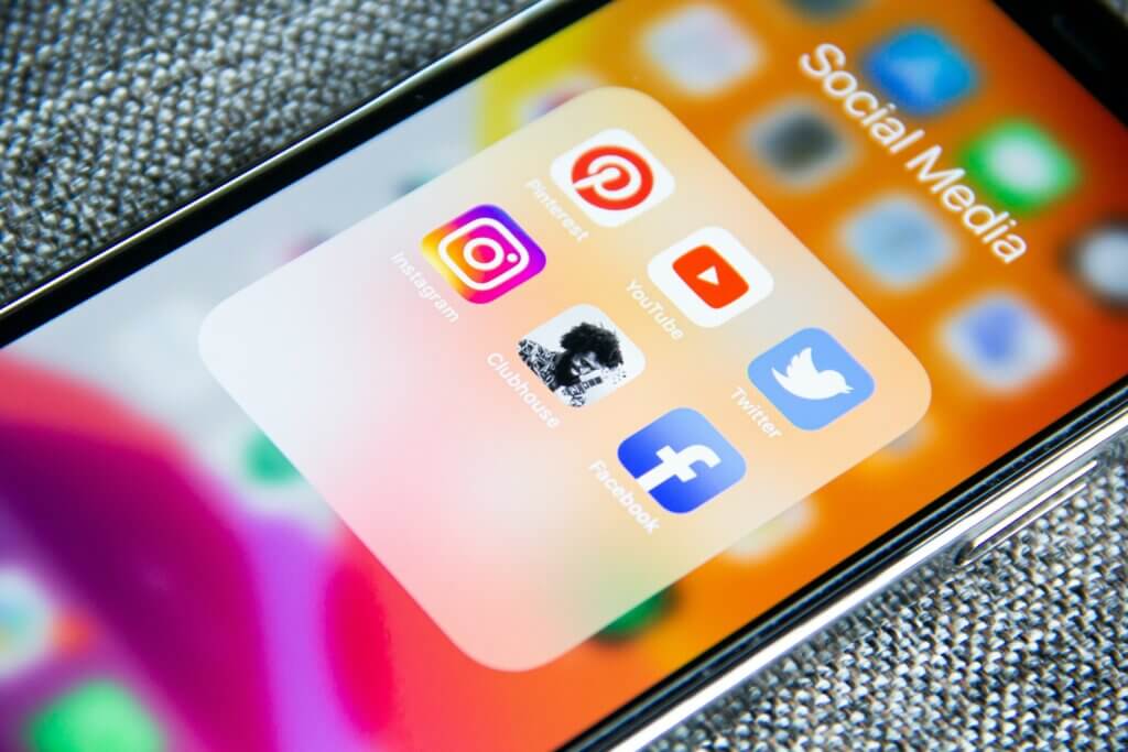 Ein Handybildschirm mit einem Überblick von Social Media Apps