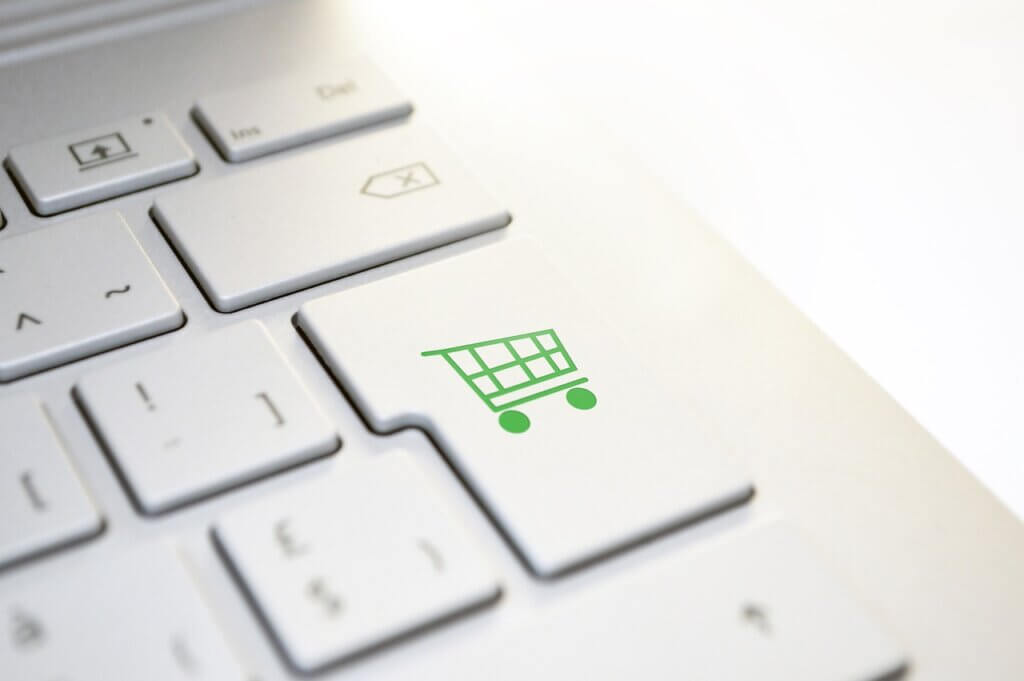 Eine Tastatur mit einem Einkaufswagen anstelle der Enter-Taste
