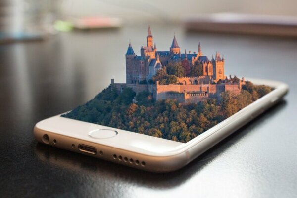 Ein Handybildschirm aus dem eine dreidimensionale Burg entspringt